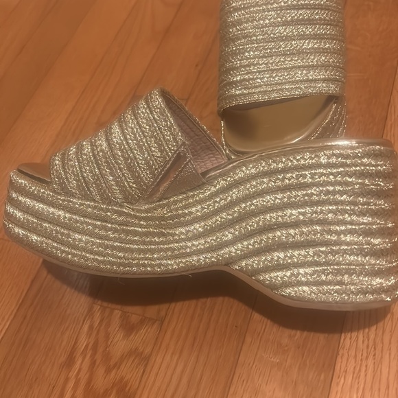 Steve Madden Gold Espadrille Wedge Size 6 - Picture 3 of 7